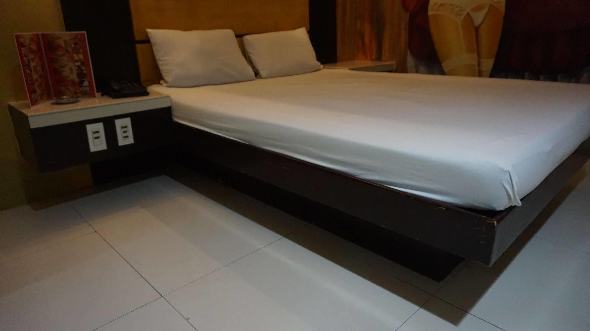 Harts Hotel-Quezon City Exterior photo